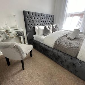 The Smaller Room Comfortable For One 5 Min To The Beach